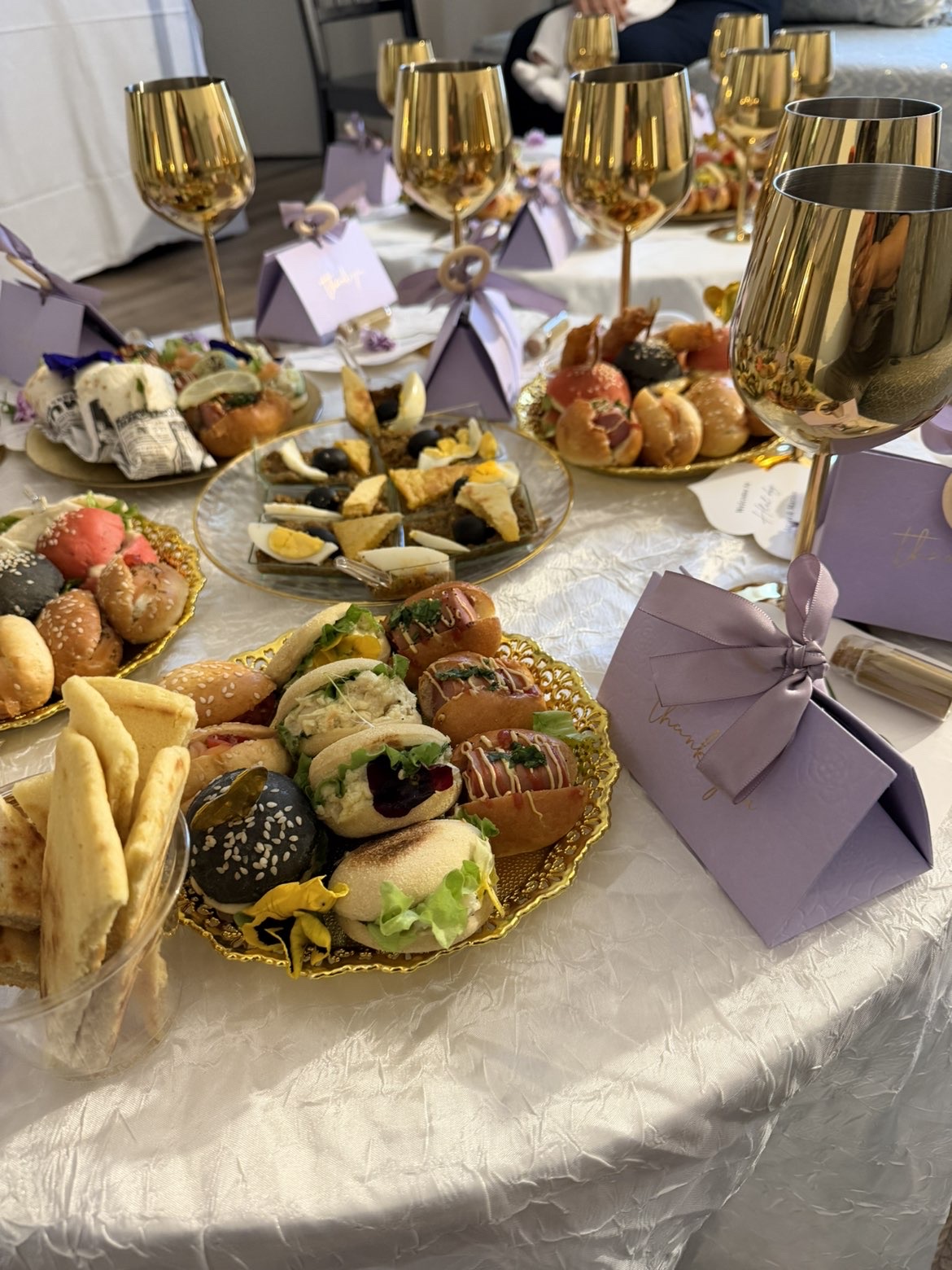 Table dorée mise en scène par CK Event & Buffet By Chérine