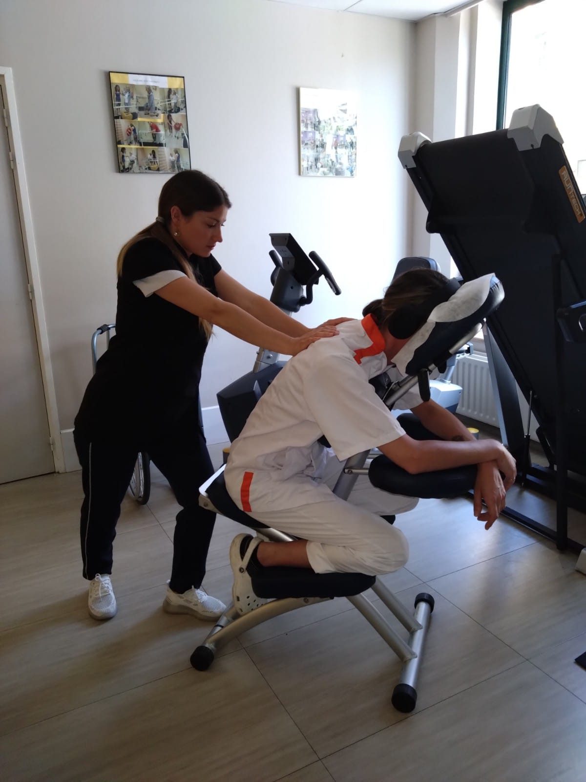 Séance de massage AMMA assis : pressions sur les épaules d’un salarié installé sur la chaise ergonomique