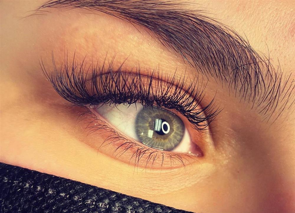 Gros plan sur un œil aux cils allongés par une pose d'extensions
